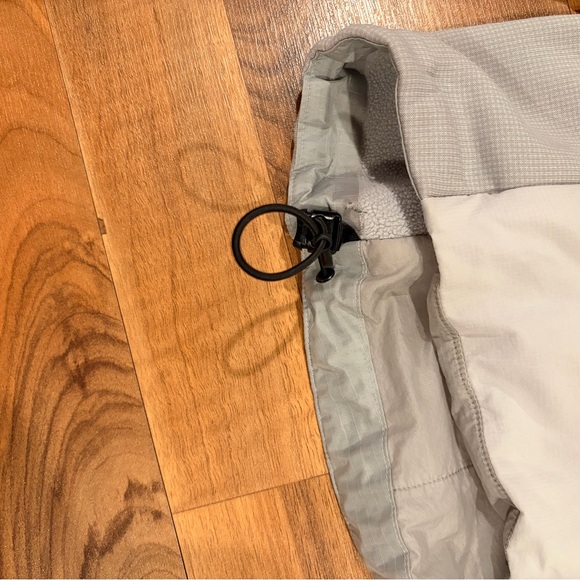 Arc'teryx Women's Light Gray Ski Jacket - Picture 8 of 10